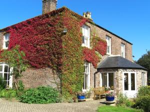 una casa de ladrillo cubierta de hiedra en Marton Grange Country House en Bridlington