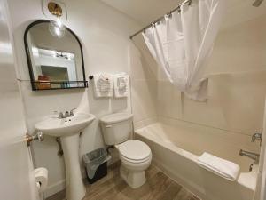 A bathroom at Emerald Valley Inn