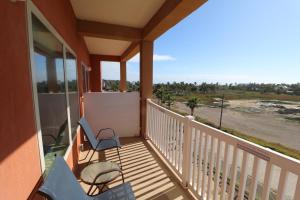 balcón con 2 sillas y vistas al océano en La Isla Residences Luxury Condominiums, en South Padre Island