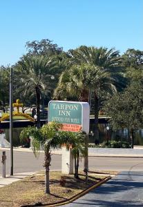 a sign for the tempron inn on a street at Tarpon Inn in Tarpon Springs