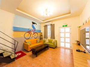 a living room with a bike on the wall at Kenting Lian Nan Wan in Nanwan