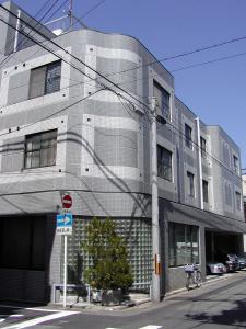 un edificio en la esquina de una calle en Gojyo Ivy, en Kioto 28 fotos más
