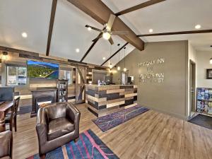 a living room with a bar and a ceiling fan at Heavenly Inn Lake Tahoe in South Lake Tahoe