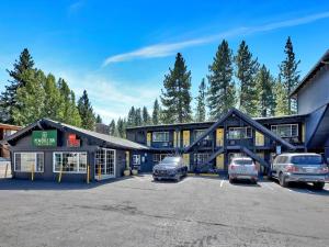 un grand bâtiment avec des voitures garées dans un parking dans l'établissement Heavenly Inn Lake Tahoe, à South Lake Tahoe