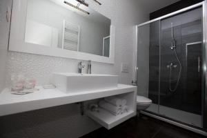 Koupelna v ubytování Rooms Ino + 26 fotografií