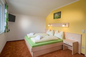 um quarto com uma cama com um visor verde e branco em Apartment Österreich em Ramsau am Dachstein