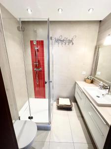 y baño con ducha, aseo y lavamanos. en Edel Exclusive Apartments Villa Marea 102 Especially for You en Międzyzdroje