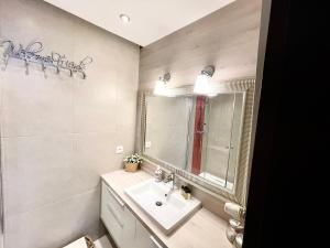 ミエンジズドロイェにあるEdel Exclusive Apartments Villa Marea 102 Especially for Youのバスルーム(洗面台、鏡付)