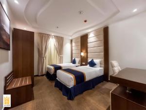 Un pat sau paturi într-o cameră la القصر للاجنحة الفندقية احد رفيدة