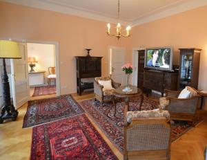 un soggiorno con tavolo e TV di Villa Elasan a Bled