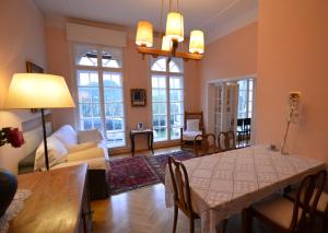 uma sala de jantar e sala de estar com mesa e cadeiras em Villa Elasan em Bled