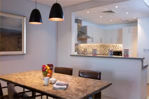 Кухня або міні-кухня у Retaj Baywalk Residence