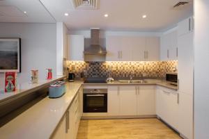 Кухня або міні-кухня у Retaj Baywalk Residence