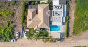 una vista aérea de un edificio con piscina en Zimmer BaSadot, en Yavneʼel