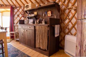 2 CUORI E 1 YURTA Glamping in Tuscany - Adults Only tesisinde mutfak veya mini mutfak