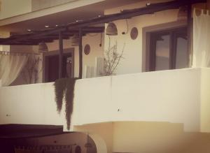 ein Haus mit einer weißen Wand mit Gras drauf in der Unterkunft B&b Villa Rosalia in Procida