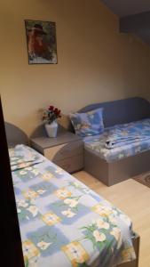 Una cama o camas en una habitación de Guest House Blisten