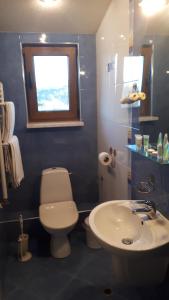 Et badeværelse på Guest House Blisten