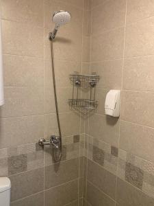La salle de bains est pourvue d'une douche avec un pommeau de douche. dans l'établissement Happy Bears Place, à Varna