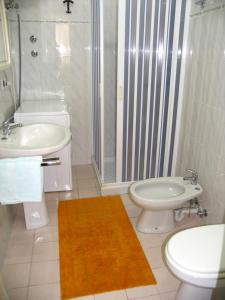 ein Badezimmer mit Waschbecken, Toilette und Dusche in der Unterkunft Terrasini Siracasa in Terrasini