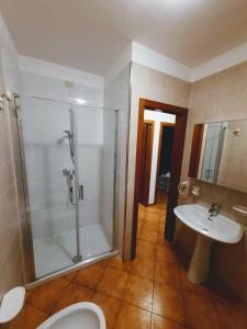 Koupelna v ubytování Comano Terme Apart
