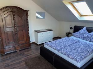 Tempat tidur dalam kamar di Ferienwohnung Lappano - Losheim am See