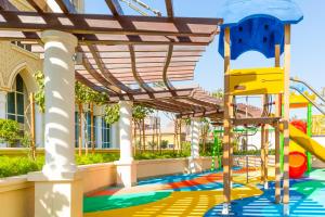 un parco giochi con scivolo di Retaj Baywalk Residence a Doha