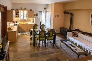 sala de estar con mesa y sillas y cocina en Villa Roxani en Mesklá