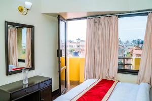 帕坦KBB Hotel and Apartments Hosted by Hostmandu的一间带床和大窗户的卧室