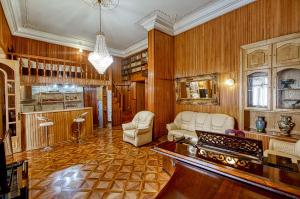 - un salon avec des boiseries, une table et des chaises dans l'établissement Town Center Rustaveli ApartHotel, à Tbilissi
