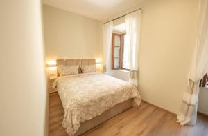 Postel nebo postele na pokoji v ubytování Sasha di Cattaro - Old Town Lux Apartment