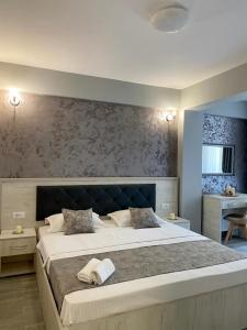 um quarto com uma cama grande num quarto em Ida Beach em Mamaia Nord – Năvodari