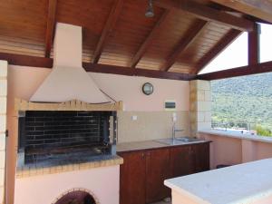 Una cocina con un horno de estufa en una cocina en Villa Petra, en Kalyves