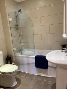een badkamer met een bad, een toilet en een wastafel bij Mill Pond View in Pembroke