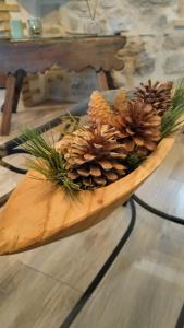 um prato de madeira com pinhas numa mesa em VTAR Casa del AOVE em Baeza