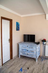 Televízia a/alebo spoločenská miestnosť v ubytovaní FruPi-Apartmanok
