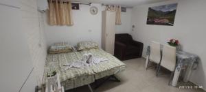 una camera con letto, tavolo e sedie di Yair room apartment a Gerusalemme