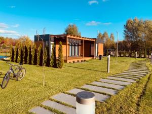 ein Haus mit Fahrrad im Gras geparkt in der Unterkunft Twoje Rydzewo in Rydzewo