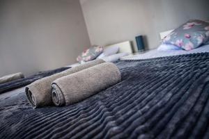 ein Bett mit zwei gewalzten Handtüchern darüber in der Unterkunft Twoje Rydzewo in Rydzewo