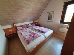 1 dormitorio con 2 camas y techo de madera en Silbersee90, en Frielendorf