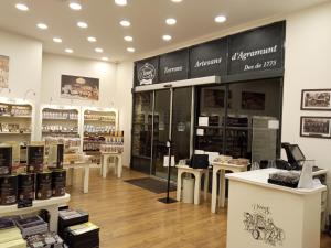 un negozio con tavoli e sedie in un negozio di Casa Rural Cal Xico ad Adrall