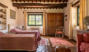 科爾托納的住宿－Agriturismo Sommavilla，一间卧室设有两张床和窗户。