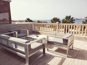 a patio with two chairs and a table on a balcony at 4nudos playa in San José