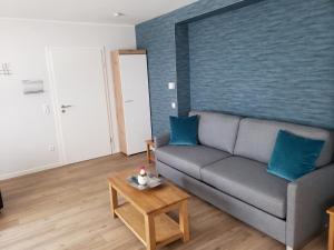 ein Wohnzimmer mit einem Sofa und einem Tisch in der Unterkunft Ferienwohnung Ortsmitte-Willingen in Willingen