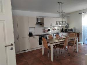 Η κουζίνα ή μικρή κουζίνα στο Ferienwohnung Sonnenlicht +22 φωτογραφίες