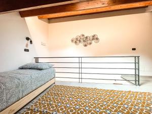 ein Schlafzimmer mit einem Bett und einer Holzdecke in der Unterkunft Ballaraus in Palermo