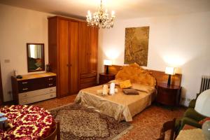 1 dormitorio con 1 cama grande con cabezal de oso grande en VENICE RAINBOW APARTMENT (RIALTO) en Venecia