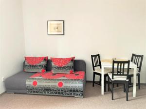 ein Wohnzimmer mit einem Sofa und einem Tisch mit Stühlen in der Unterkunft Penzion Zelený Háj in Merklín