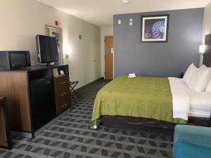Postel nebo postele na pokoji v ubytování Quality Inn