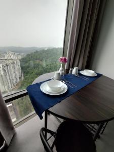 een tafel in een kamer met uitzicht op de stad bij Ava Empire Damansara Modern High Floor Great Views in Petaling Jaya